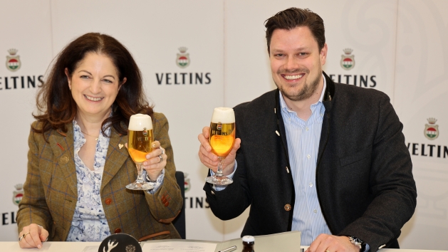 Veltins verlängert Zusammenarbeit mit Landesjagdverband NRW - Die Präsidentin des Landesjagdverbandes NRW Nicole Heitzig und Veltins-Prokurist Fabian Veltins - Quelle: Brauerei C. & A. Veltins GmbH & Co. KG